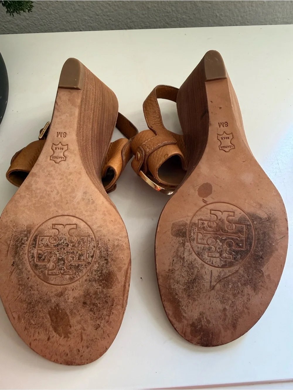 Tory Burch Amanda wedge women size 8 Tan Leather Wedge Sandals with Logo Emblem